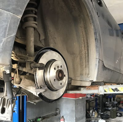 Замена тормозных колодок BMW